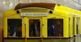 Старый метропоезд типа А на станции "Соколинки", яркая зеленая и желтая окраска, исторический транспорт Москвы.