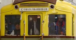 Метропоезд Типа А на станции Соколынники, яркий дизайн и историческая значимость для московского метро.