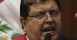 Alan Garcia, ex presidente del Perú, pronuncia un discurso en el Congreso, luciendo la banda presidencial.