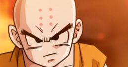 Krillin con uniforme naranja, mirada decidida, sosteniendo un arma, fondo ardiente. Personaje icónico de Dragon Ball en español.