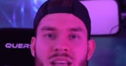 YouTuber promoting Standartskill with neon colors, wearing a cap and chain, showcasing a tech-inspired gaming setup.