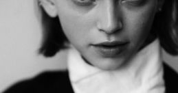 Lucie Vanlangendonck The gentle melody of Camille Lellouche's "Ninsiste pas" drifts through the air, filling the room with