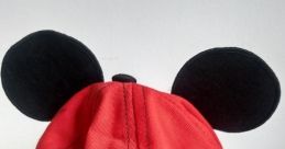 ► Mickey: é 400 reais? The familiar of a cartoon character echoing through the room catches your attention. "► Mickey: é