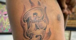 Tatuaje en el costado que dice "Realize everyone AiN'T LOYAL" con llamas, simbolizando lealtad y autenticidad.