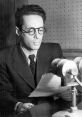 Юрий Левитан читает сообщения у микрофона, знаменитый голос СССР, символ эпохи радиовещания.