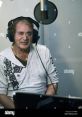 Ein Versierter Sprecher Mit Einem Eigenen Tonstudio Für Stimmaufnahmen Und Audiobücher Type your text to hear it in the