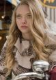 Amanda Seyfried (Chloe)