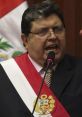 Alan Garcia, ex presidente del Perú, pronuncia un discurso en el Congreso, luciendo la banda presidencial.