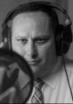 Narrador en estudio, usando auriculares y micrófono, enfocado en la grabación de voz en español latinoamericano.